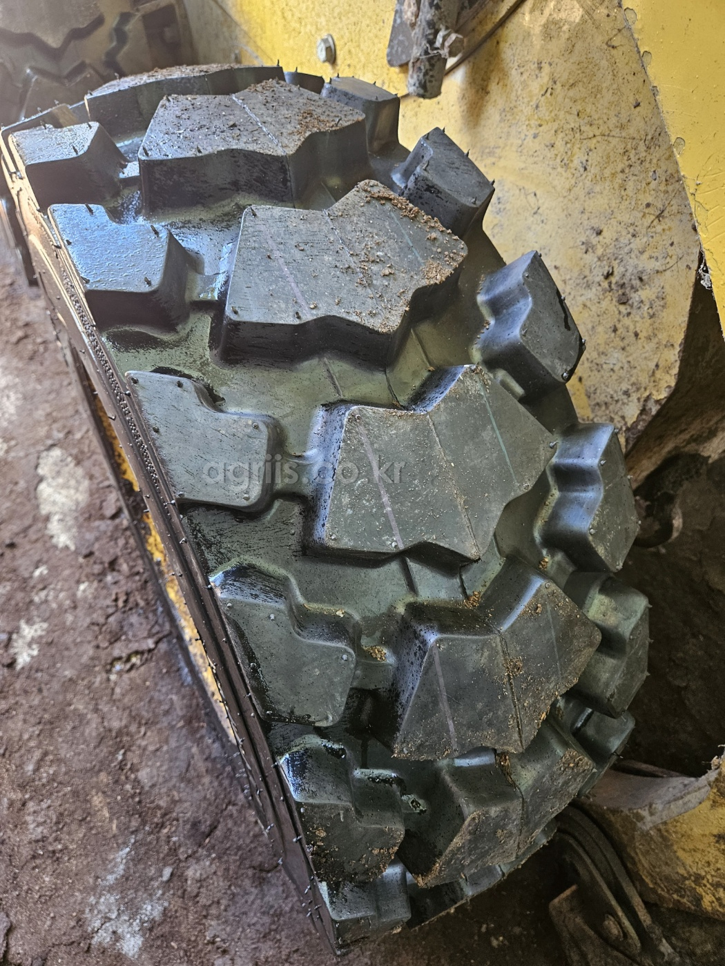  스키드로더용 타이어 12-<b>16.5</b> 사진1