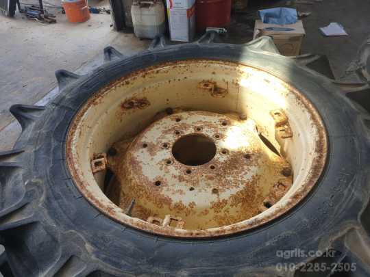  휠타이어 휠타이어  13.6-28