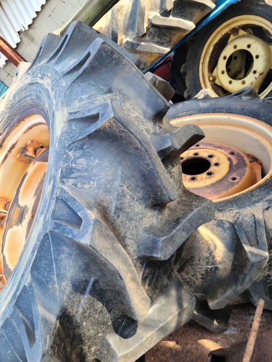 뉴홀랜드 트랙터 55-66D (55마력) 앞좌측면