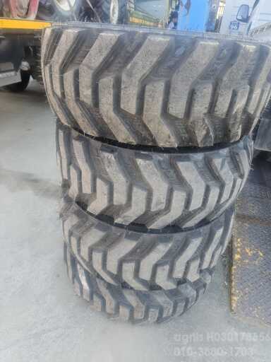  Skid steer loader 스키드로더  Tire 신품 사진1