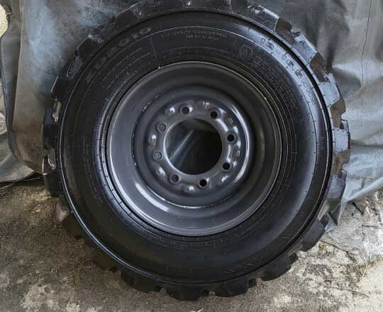  Skid steer loader 스키드로더  Tire 사진1