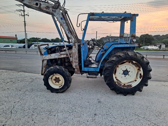 TYM 트랙터 TA4640 (46마력) 앞좌측면