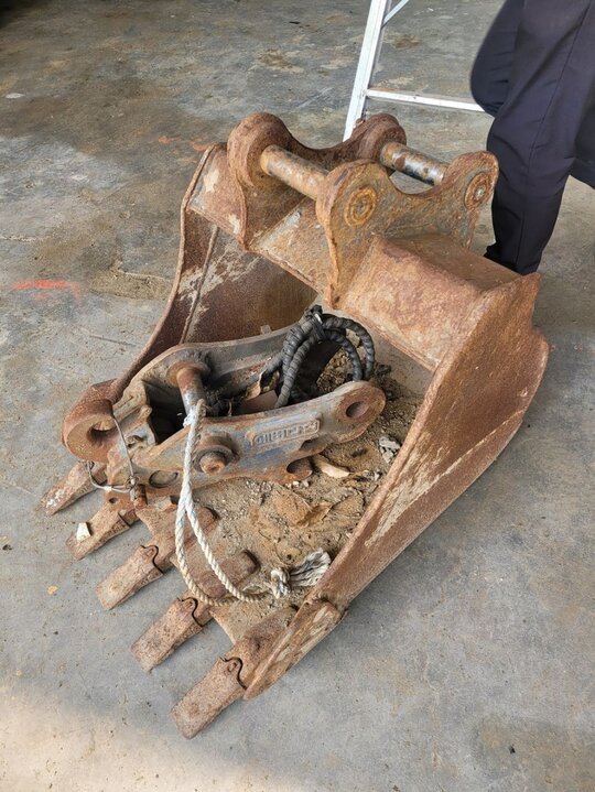 굴삭기집게/바가지/클램프/뿌레 굴삭기 바가지/뿌레카/집게/클램프 굴삭기/바가지/뿌레카/집게/클램프