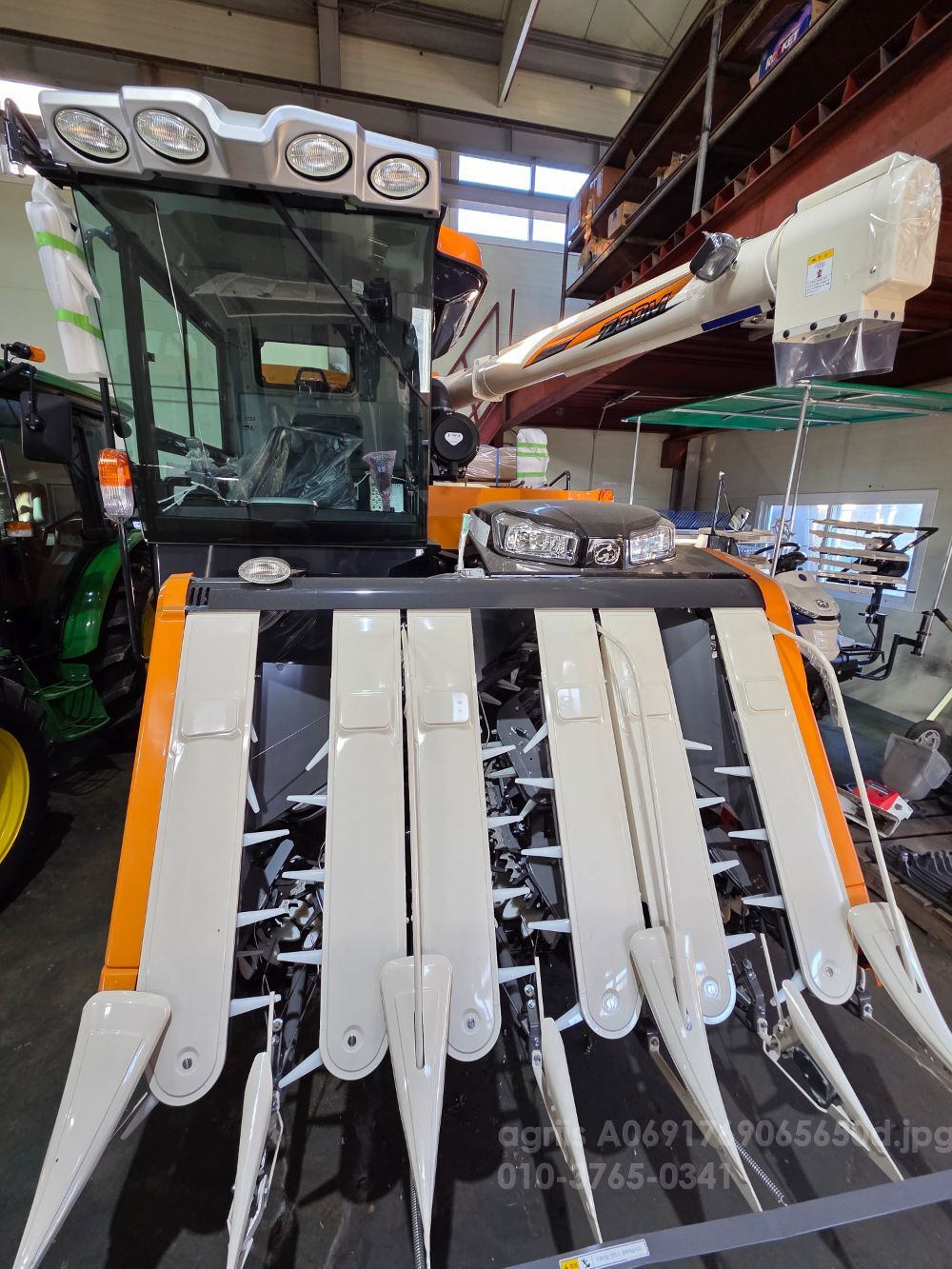 TYM Combine Harvester ISEKI (6Rows) 뒤우측면