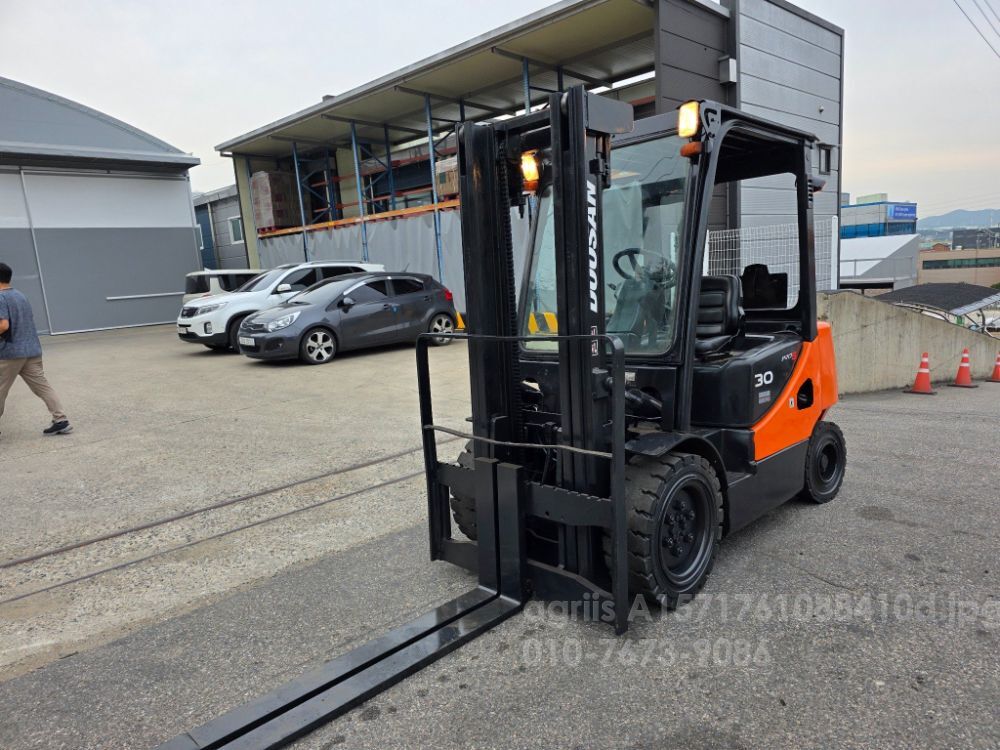 두산 지게차 D30S-5 (3톤) 뒤우측면