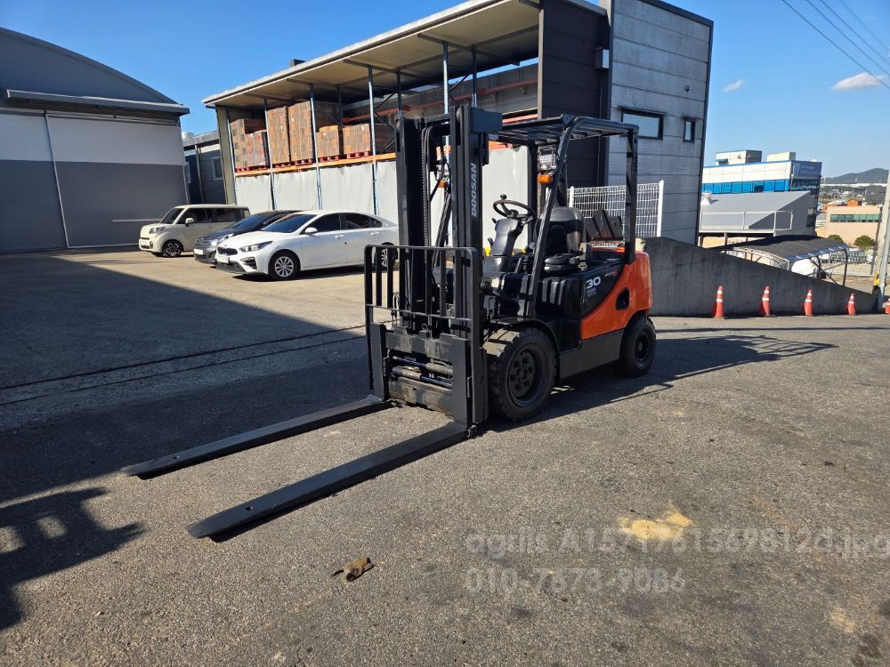 두산 디젤지게차  D30S-5 뒤우측면