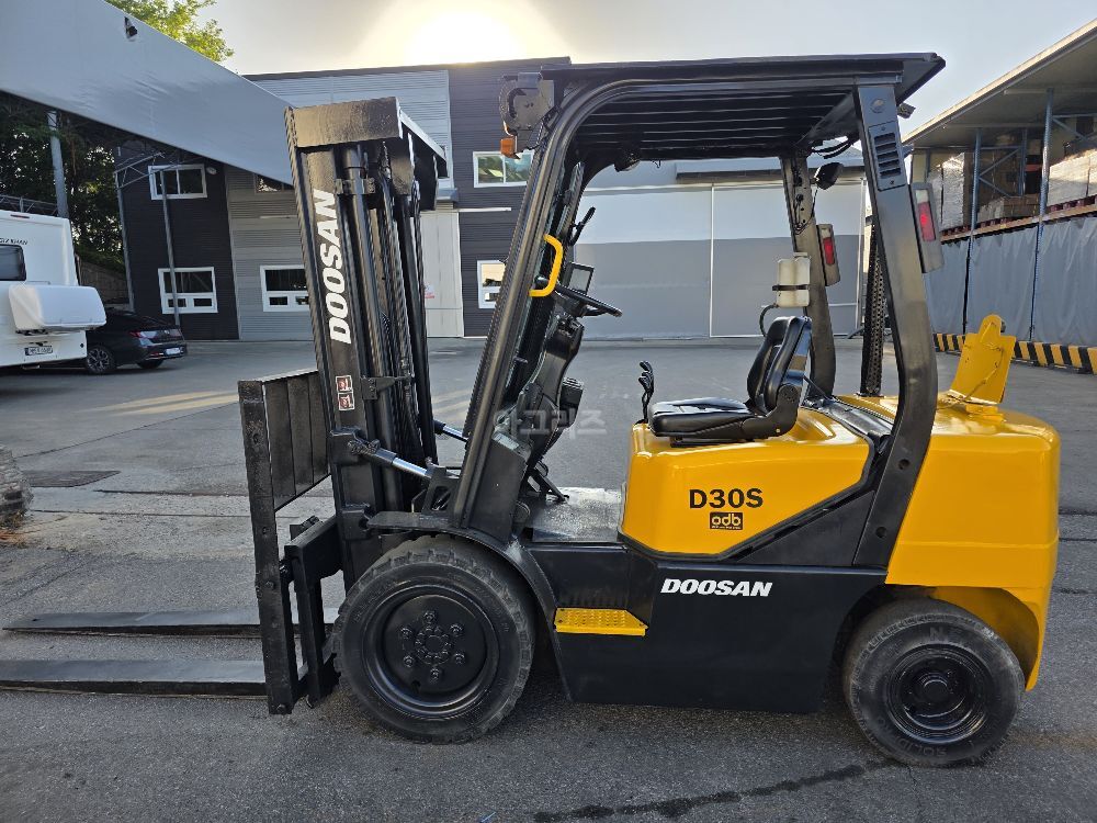  Forklift D30S (3톤) 뒤우측면