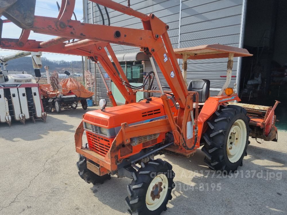 대동 트랙터 3301 (33마력) 뒤우측면