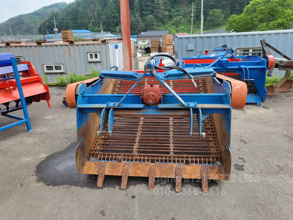  인삼. 약초 땅속작물 수확기 1500 인삼. 약초 땅속작물 수확기 1500  뒤우측면