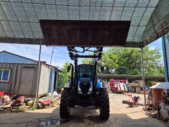 뉴홀랜드 트랙터 T5.120 (117마력) 앞좌측면