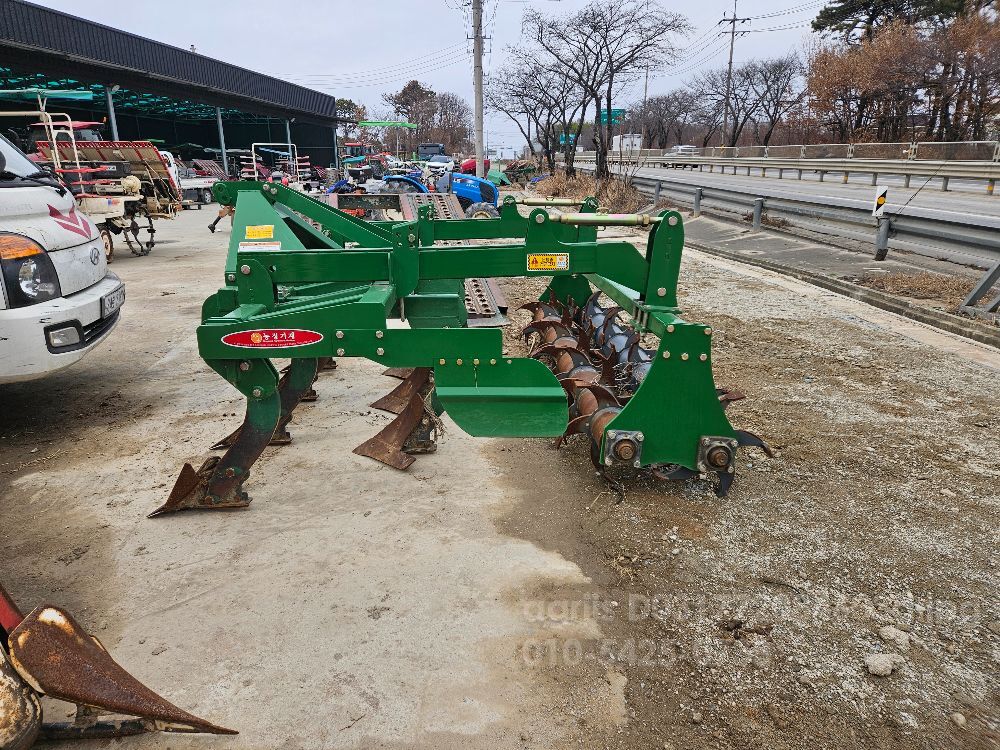 농정기계 쟁기 고속 뒤우측면