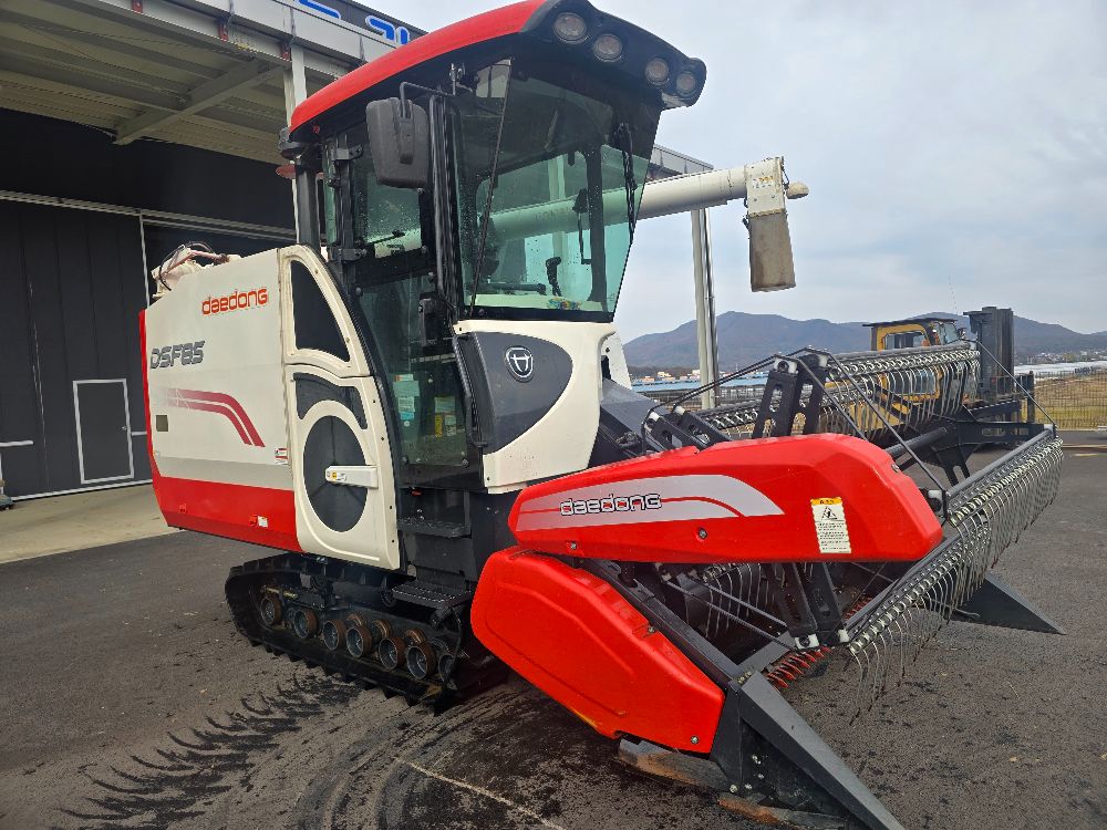 Daedong Combine Harvester DSF85C (보통형) 앞좌측면