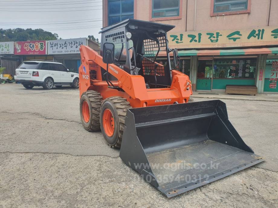 두산DOOSAN 스키드로더 DSL902 뒤우측면