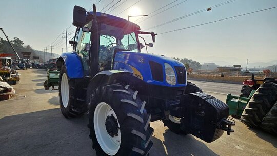뉴홀랜드 트랙터 T6050 (125마력) 앞좌측면
