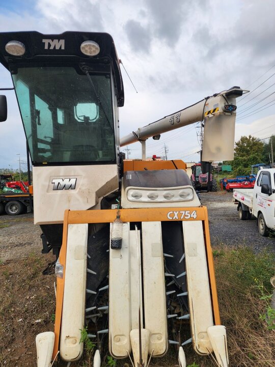 TYM 콤바인 CX754 (4조식) 앞좌측면