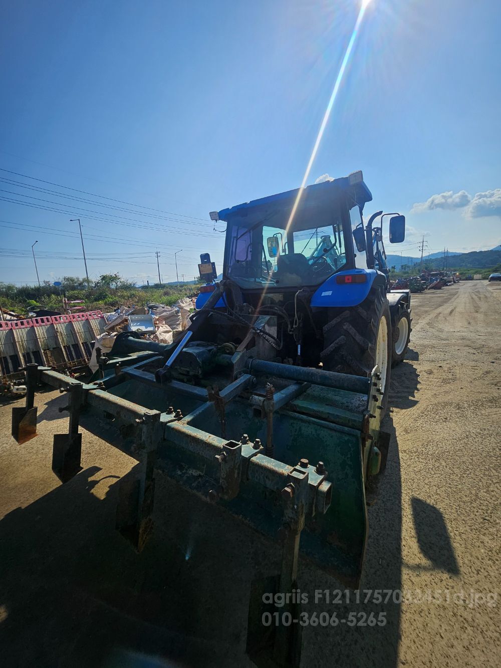 뉴홀랜드 트랙터 TL90A (90마력) 뒤우측면