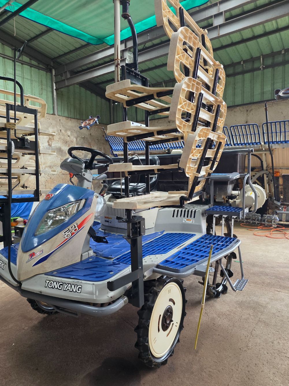 TYM Rice transplanter NP80 (8Rows) 뒤우측면
