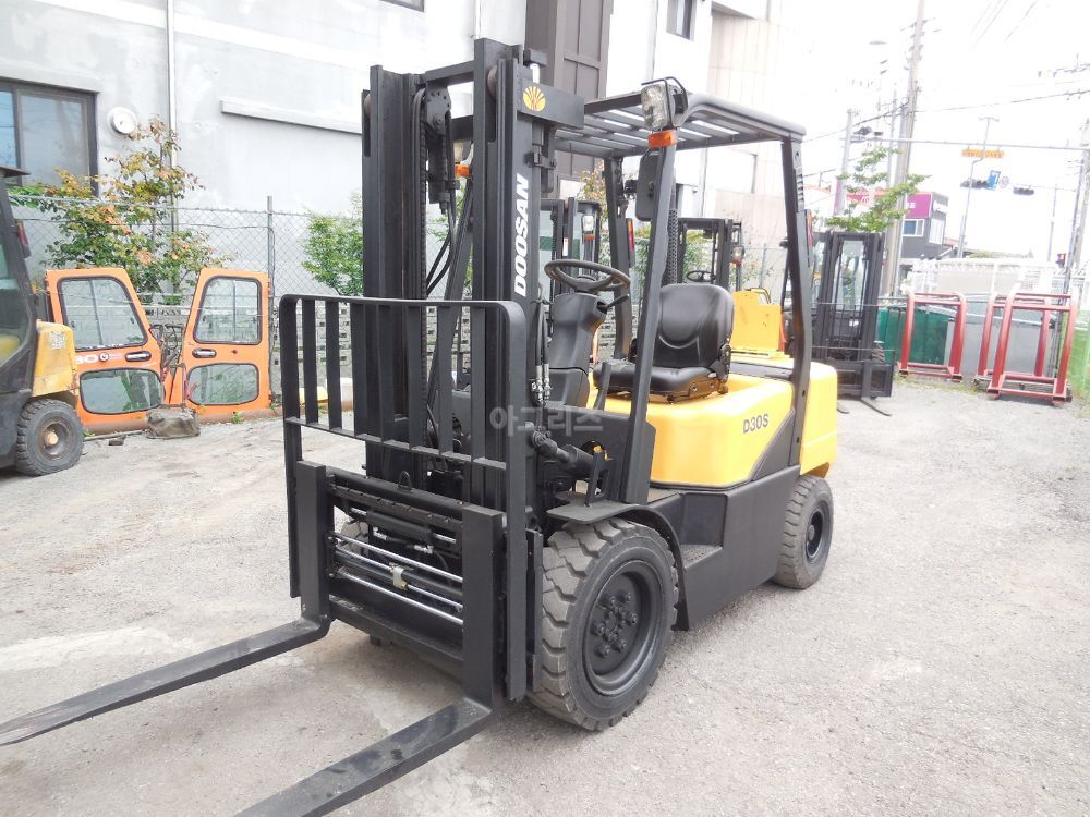 두산D30S-3  지게차 두산 D30s (복합자동발) (3톤) 뒤우측면