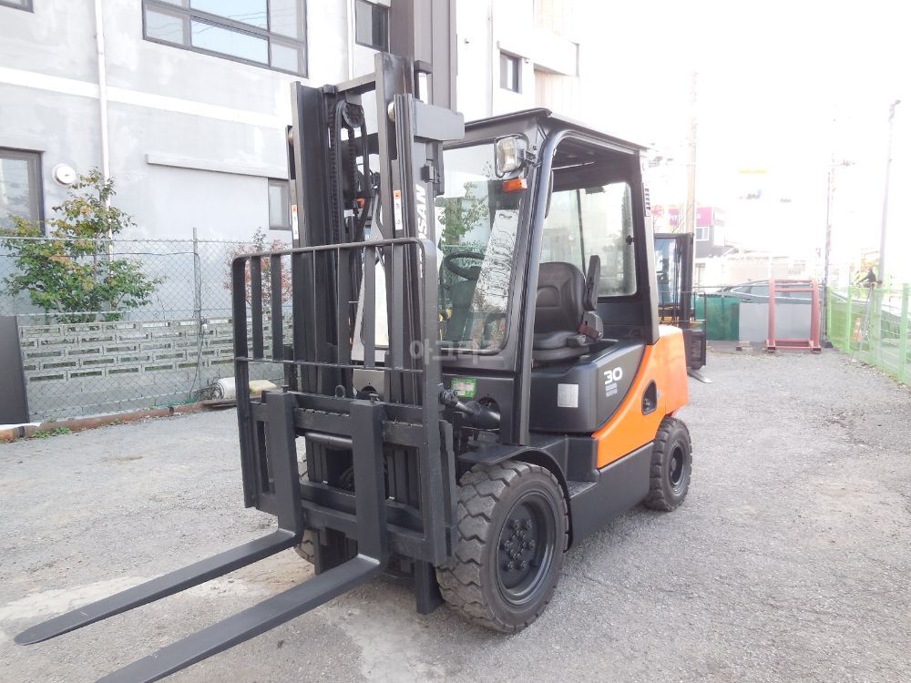 두산D30S-7 지게차 두산 D30S-7 (3톤) 뒤우측면