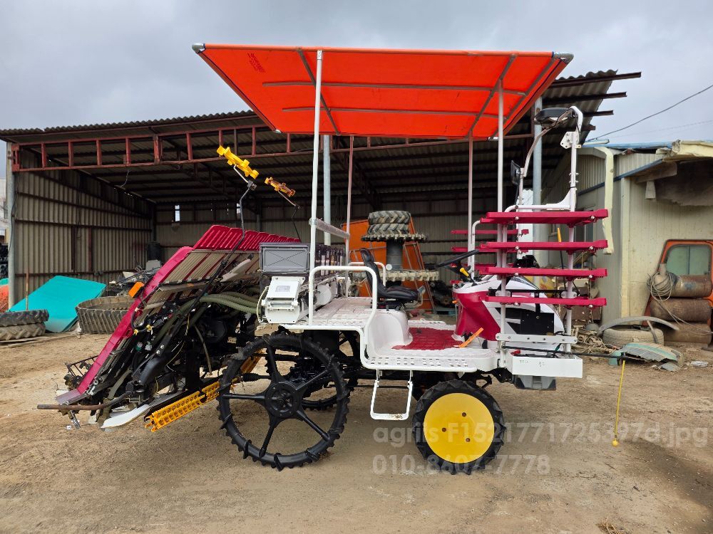 얀마 이앙기 YR8DZTG-F (8조식) 뒤우측면