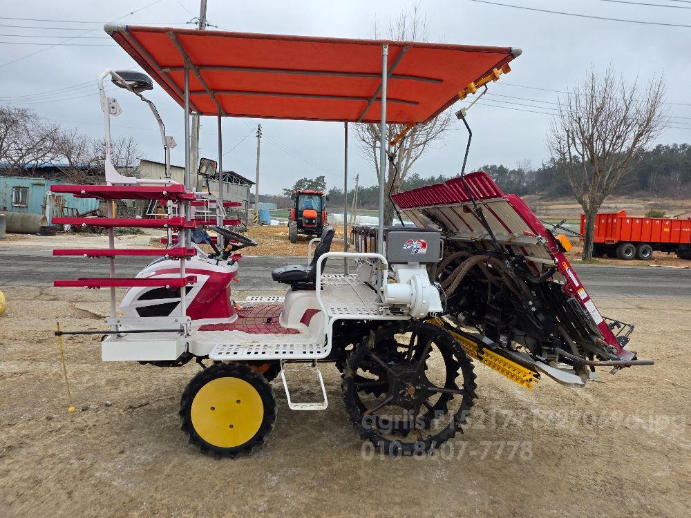 얀마 이앙기 YR8DZTG-F (8조식) 뒤우측면