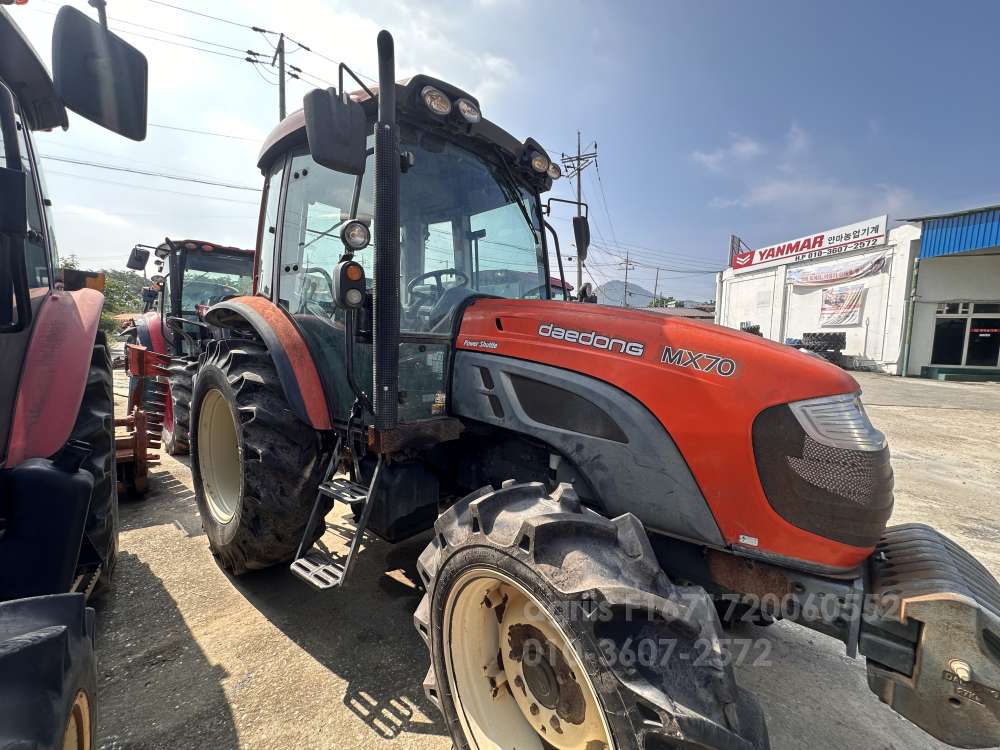 Daedong Tractor MX70 (70hp) 측면