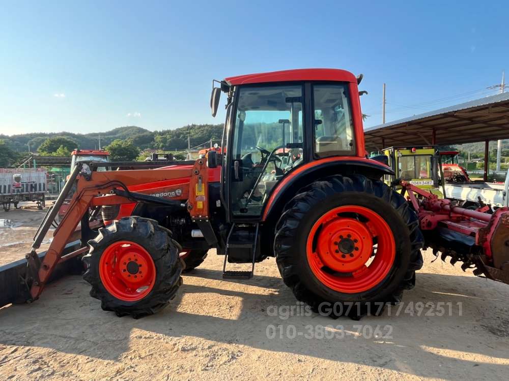 Daedong Tractor D852 (85hp) 측면