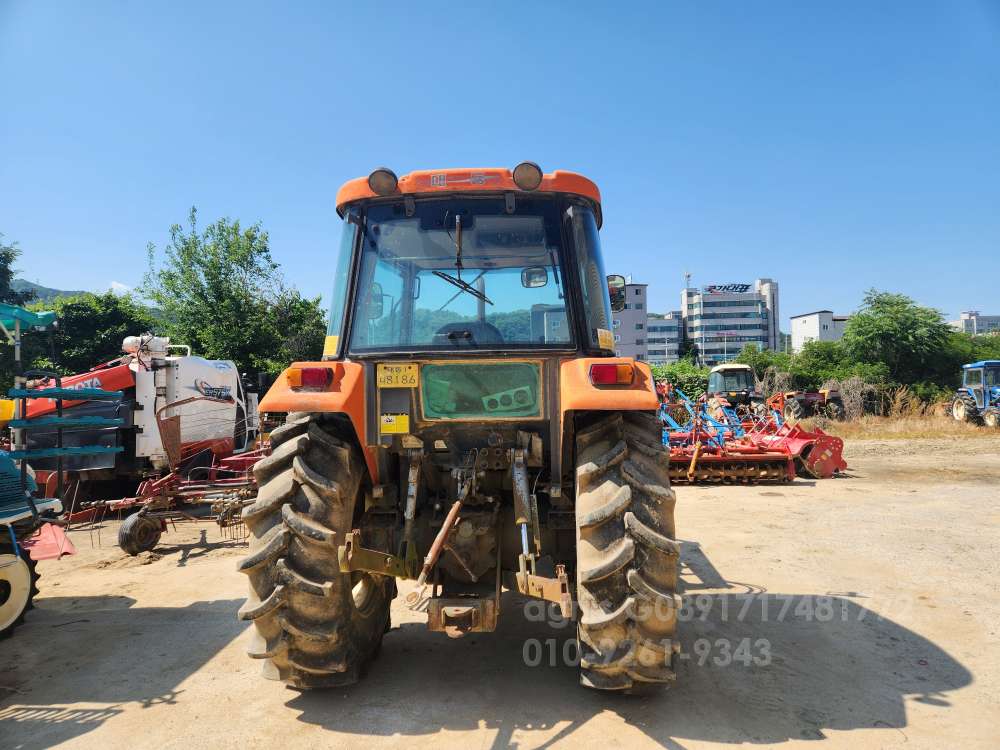 대동 트랙터 D70 (70마력) 측면