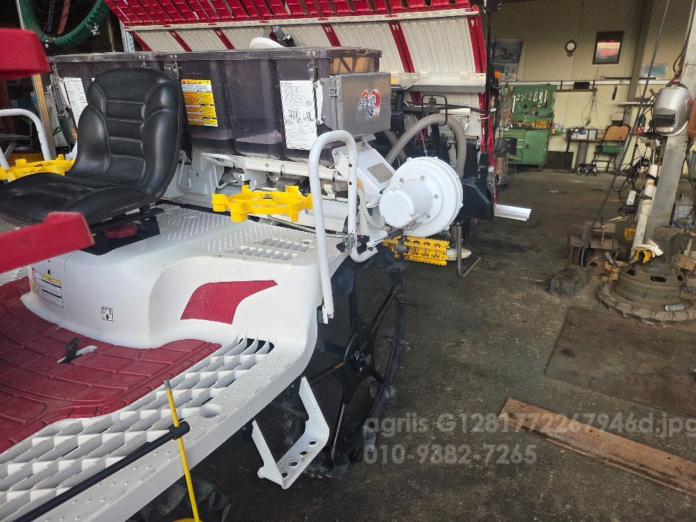 얀마 이앙기 YR6DZTAGPS (6조식) 뒤우측면