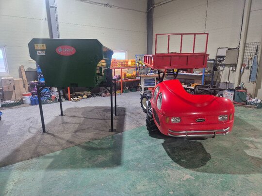 한아 한아1000리터.운반차.퇴비살포기 운반차겸.퇴비살포기 앞좌측면