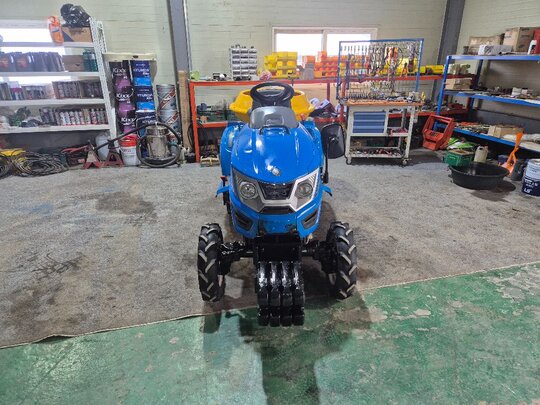 LS 트랙터 MINI (18.2마력) 앞좌측면