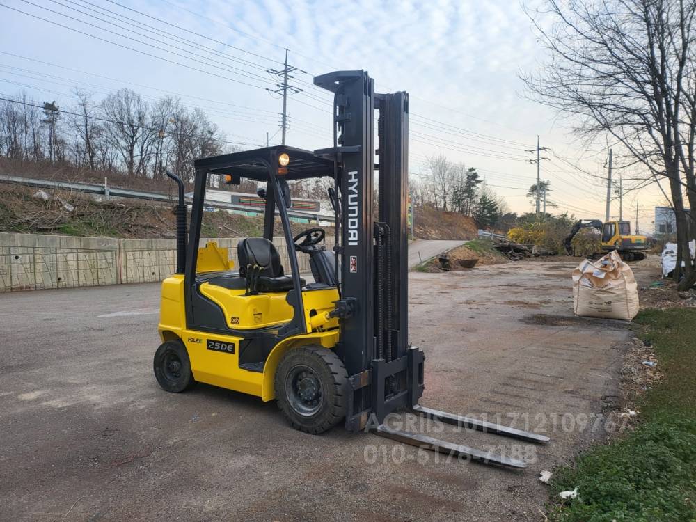 Hyundai Forklift 중고지게차 현대 포렉스 25DE 디젤 2.5톤 지게차하이3단마스트 3스풀  측면