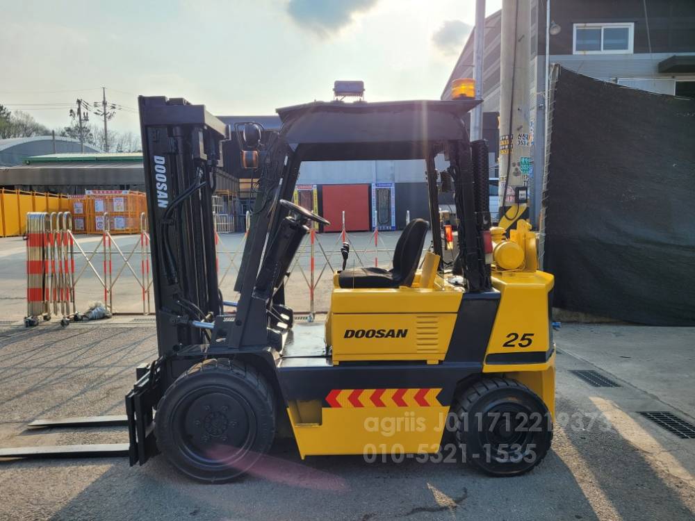 Doosan Forklift 두산LD2.5톤사이드쉬프트  뒤우측면