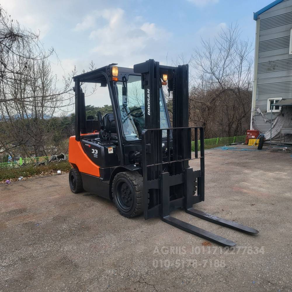 Doosan Forklift 중고지게차 두산 D33SE-5 디젤 3.3톤 지게차   측면