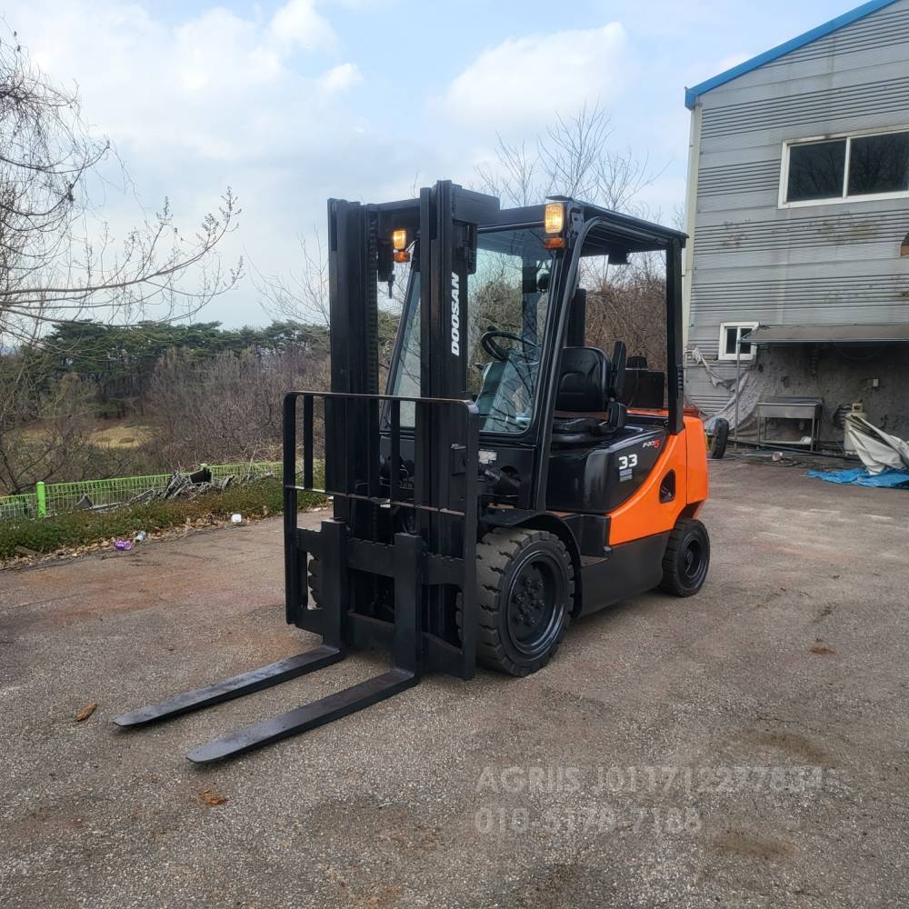 Doosan Forklift 중고지게차 두산 D33SE-5 디젤 3.3톤 지게차   운전석