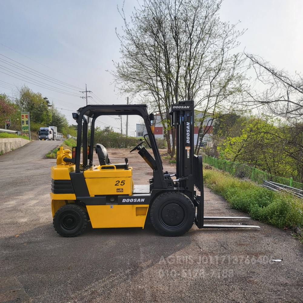 Doosan Forklift 중고지게차 두산 LD25S-2 디젤 2.5톤 지게차  뒤우측면