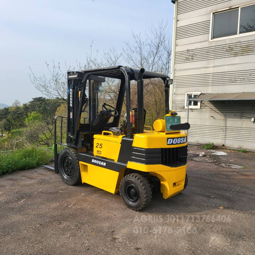 Doosan Forklift 중고지게차 두산 LD25S-2 디젤 2.5톤 지게차  엔진내부