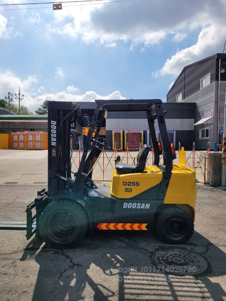 Doosan Forklift 두산2.5톤3단자동발중고지게차   뒤우측면