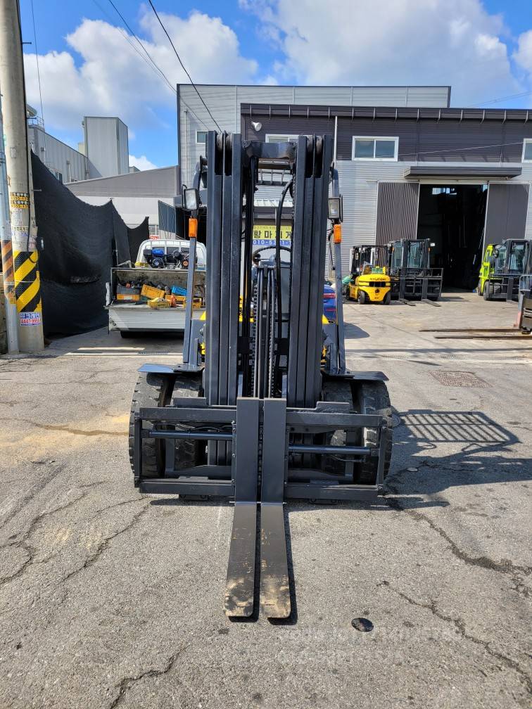 Doosan Forklift 두산2.5톤3단자동발중고지게차   측면