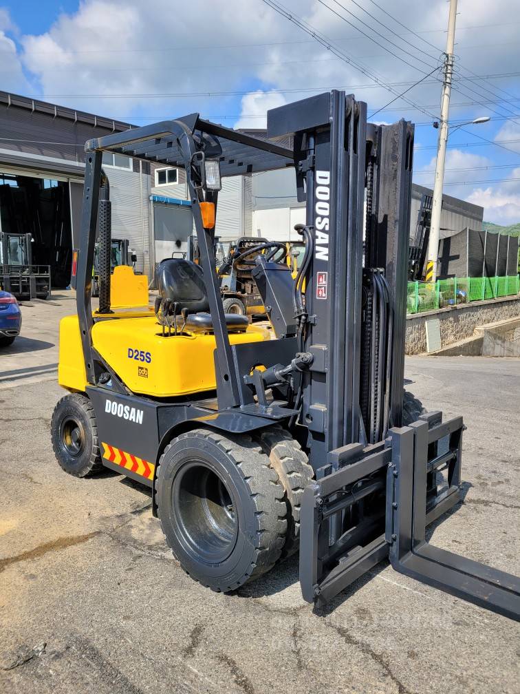 Doosan Forklift 두산2.5톤3단자동발중고지게차   운전석