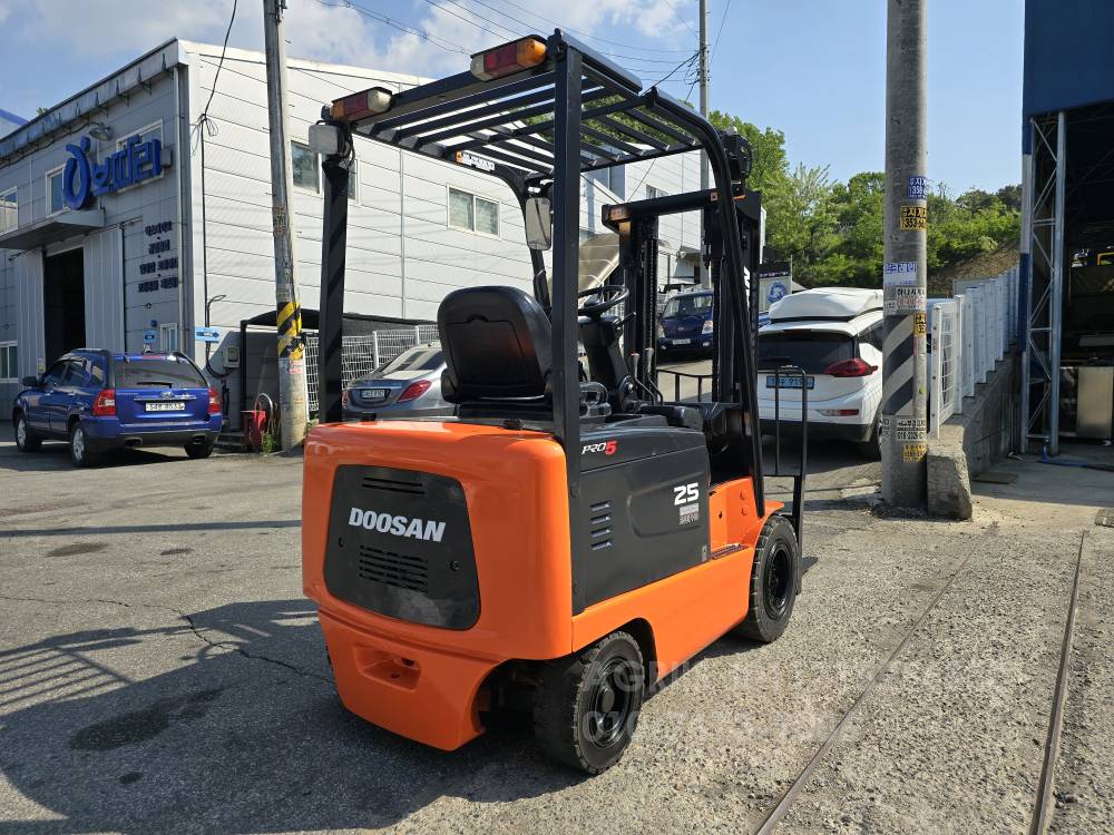 Doosan Forklift 지게차  측면