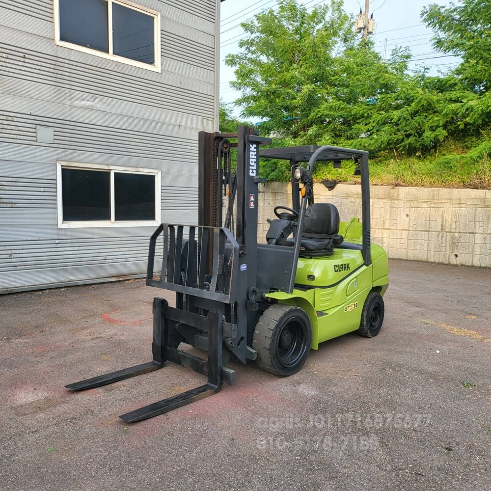 Clark Forklift 중고지게차 클라크 GTS30D 디젤 3톤 디젤지게차 힌지드 통타이어  뒤우측면