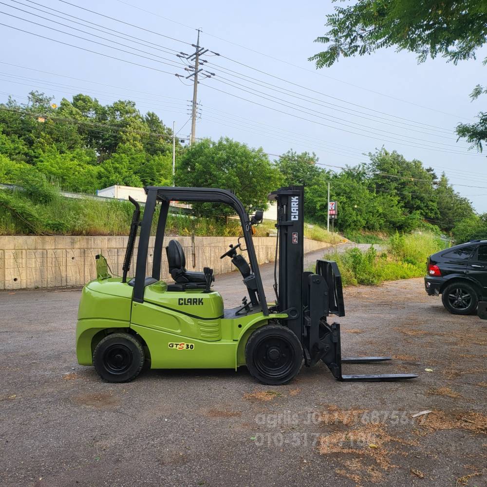 Clark Forklift 중고지게차 클라크 GTS30D 디젤 3톤 디젤지게차 힌지드 통타이어  측면