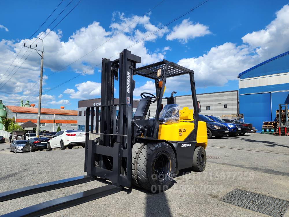 Doosan Forklift 노랭이 3톤 더블타이어 지게차  뒤우측면