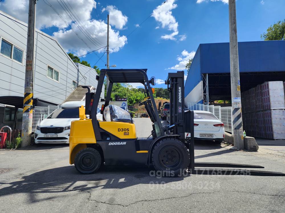 Doosan Forklift 노랭이 3톤 더블타이어 지게차  측면