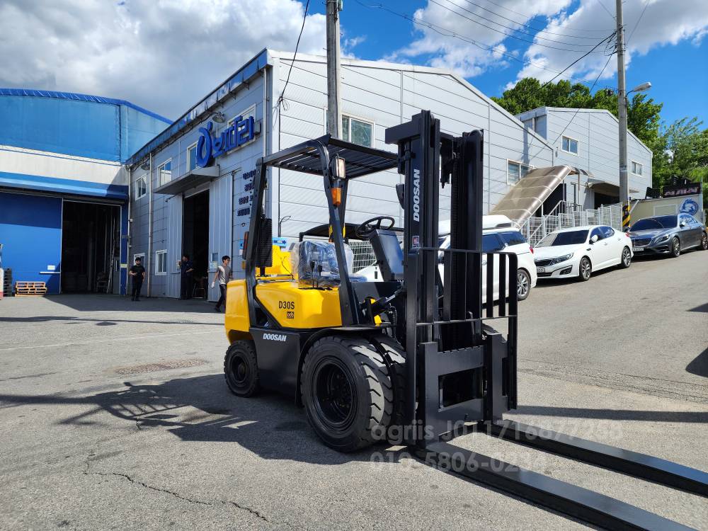 Doosan Forklift 노랭이 3톤 더블타이어 지게차  운전석