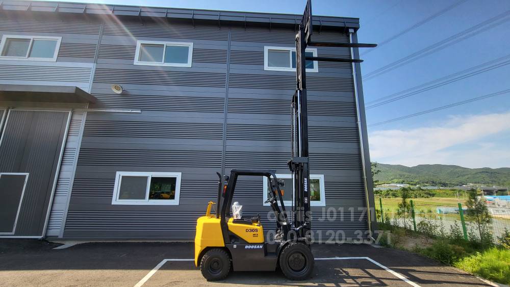 Doosan Forklift D30S-3 3단마스트 5.5미터  뒤우측면