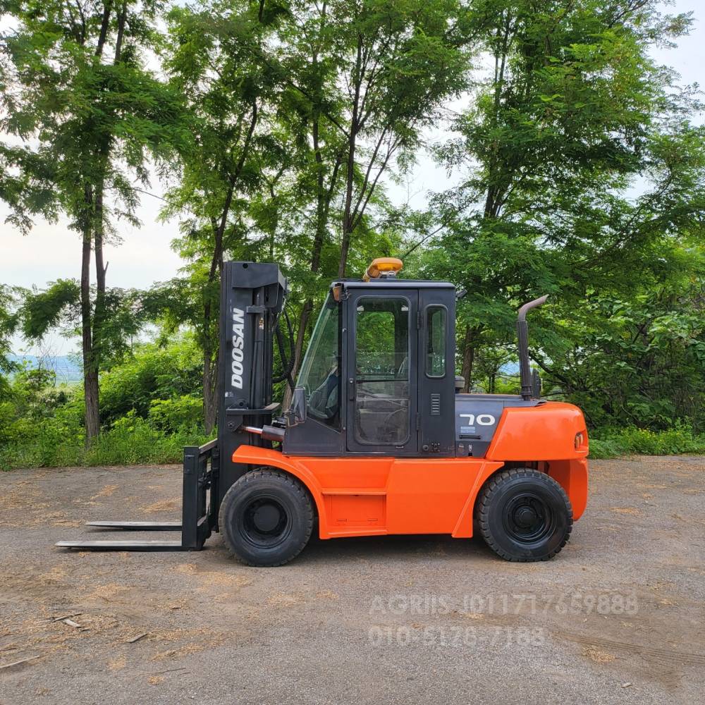 Doosan Forklift 중고지게차 두산 D70S-5 디젤 7톤 3단 지게차캐빈.자동발  뒤우측면