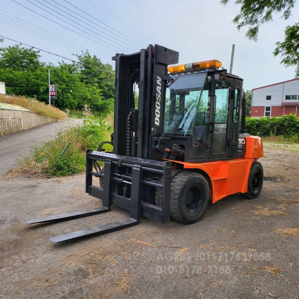 Doosan Forklift 중고지게차 두산 D70S-5 디젤 7톤 3단 지게차캐빈.자동발  측면