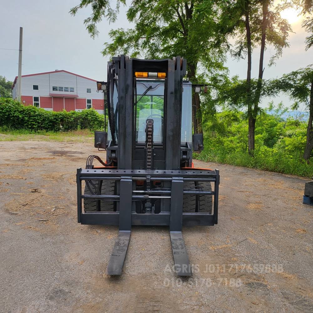 Doosan Forklift 중고지게차 두산 D70S-5 디젤 7톤 3단 지게차캐빈.자동발  엔진내부